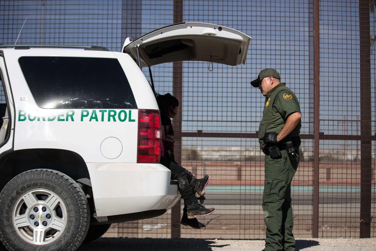 Más de 40 personas se entregaron a la Patrulla Fronteriza en dos horas. Eran en su mayoría padres y madres con sus hijos en brazos, incluso bebés, que vinieron a Estados Unidos buscando mejores oportunidades de empleo.