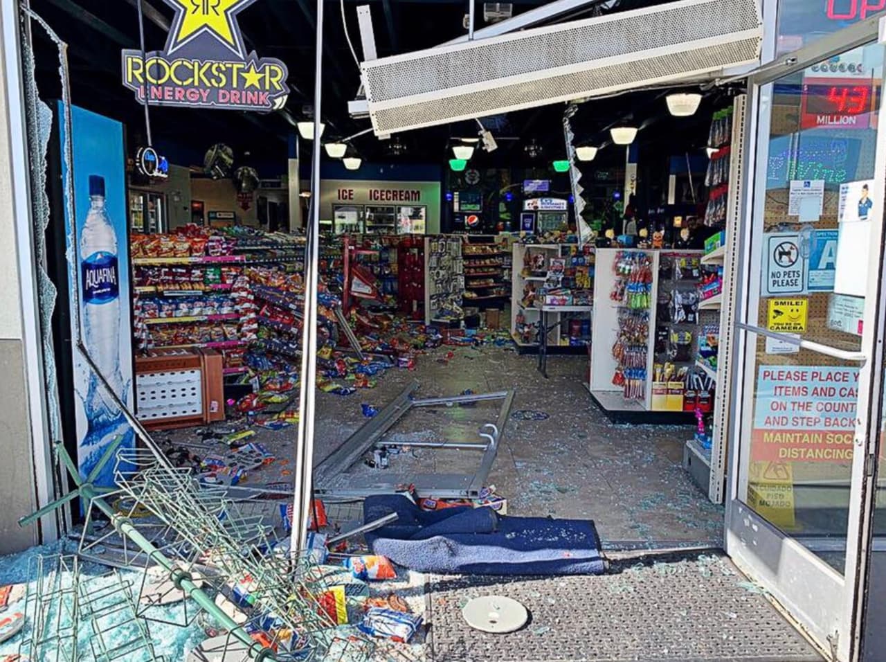 Conductor furioso arremete contra estación de gasolina al sur del Valle Central