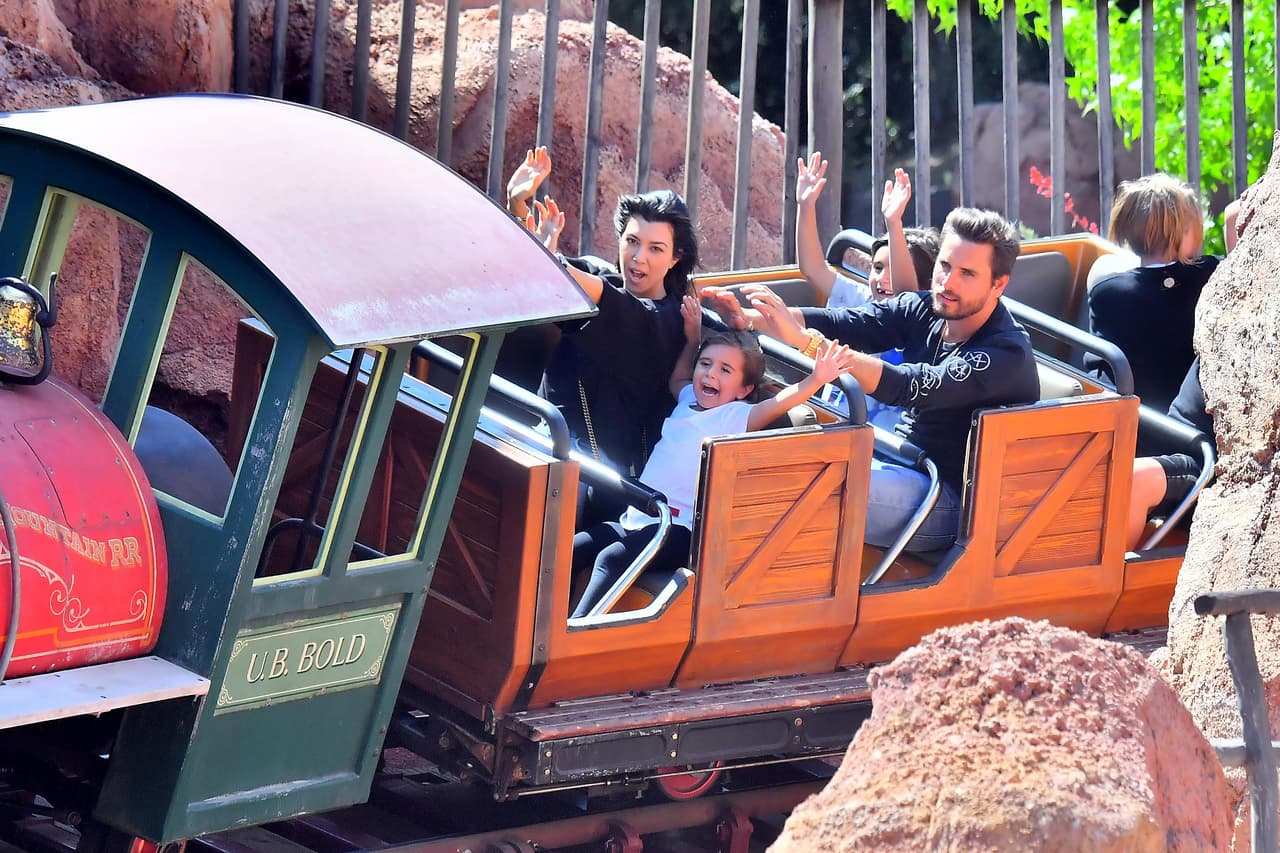 Kourtney, Scott y los chicos disfrutaron de juegos clásicos como 'It's A Small World', 'Thunder Mountain', 'Dumbo' y 'Mr Toad's Wild Adventure'.