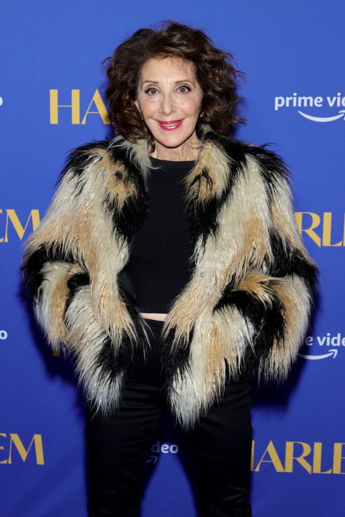 Dicho papel lo obtuvo
<b> Andrea Martin</b>, una destacada actriz que inició su carrera en 1971 y a sus 75 años, continúa acumulando éxitos especialmente en la televisión. Las series 'Harlem' y 'Evil' fueron sus más recientes trabajos.