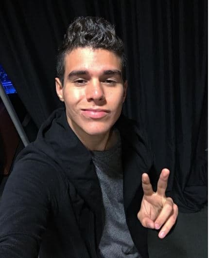 Le gusta compartir selfies y darles los buenos días a sus fans.