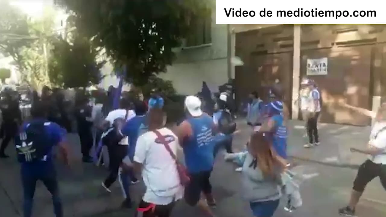 ¡A piedrazos! Así fue la bronca entre fans de Cruz Azul y Querétaro a las afueras del Azul