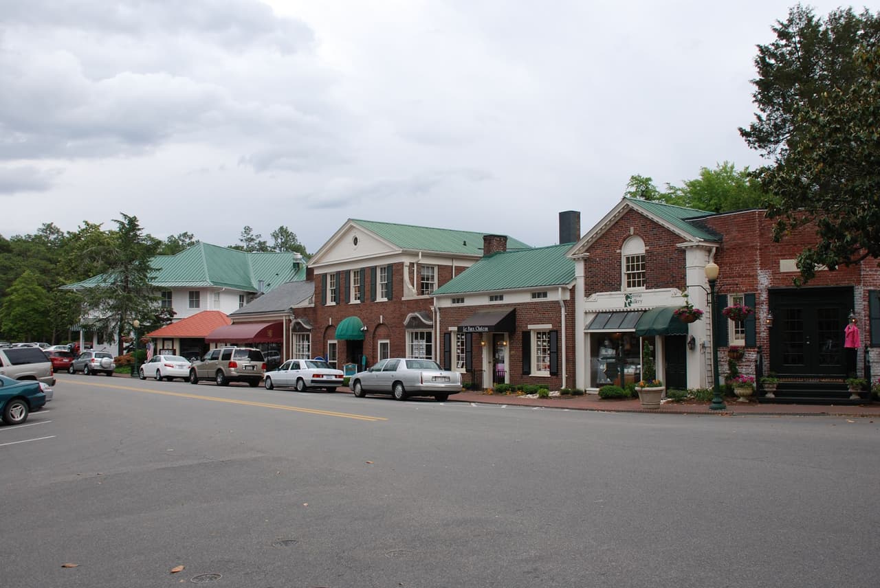 <b>3. PINEHURST</b>: tiene una población de 16,522 habitantes y la tasa de delitos violentos aquí es de 0.7 y la tasa de delitos contra la propiedad es de 6.8.