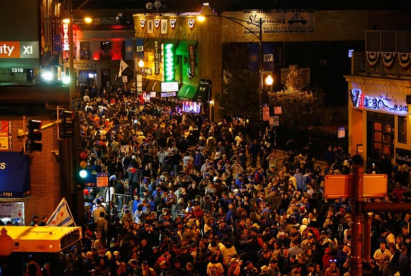 Por todo lo largo y ancho de la calle Clark y otras avenidas cercanas al estadio de los Cubs se veían ríos de personas.