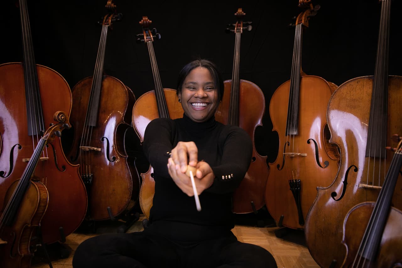“Uno siempre tiene que hacer lo que le da miedo”: Glass Marcano, la directora de orquesta venezolana que enamoró a París