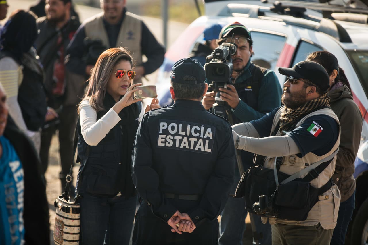 Periodistas entrevistan al General Ángel Gámez Segovia, Director General de Seguridad Pública de San Luis Potosí, fuera de la casa de Rubí Ibarra la mañana del festejo. Solamente estatales, el general dijo, se han desplegado 130 policías; también hay policías municipales.