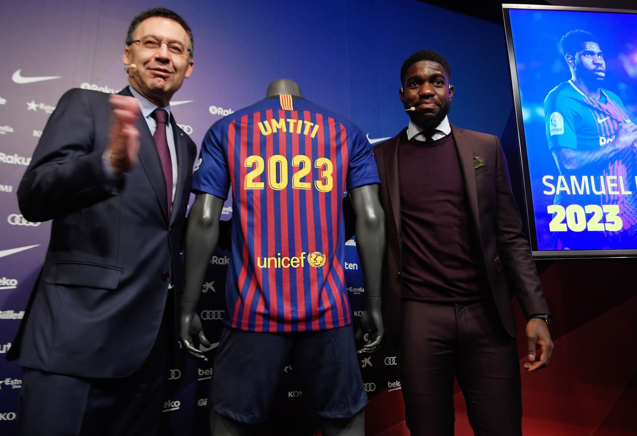 Barcelona renovó el contrato del central francés Samuel Umtiti, de 24 años, y subió su cláusula de rescisión de 60 a 500 millones de euros.
