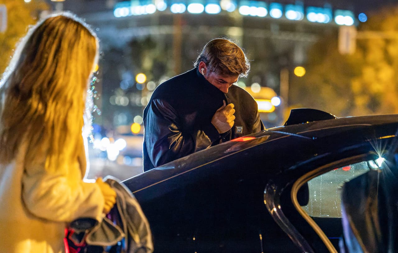 Estuvieron esperando por algunos minutos hasta que un auto pasó por ellos al que subieron. 
<br>