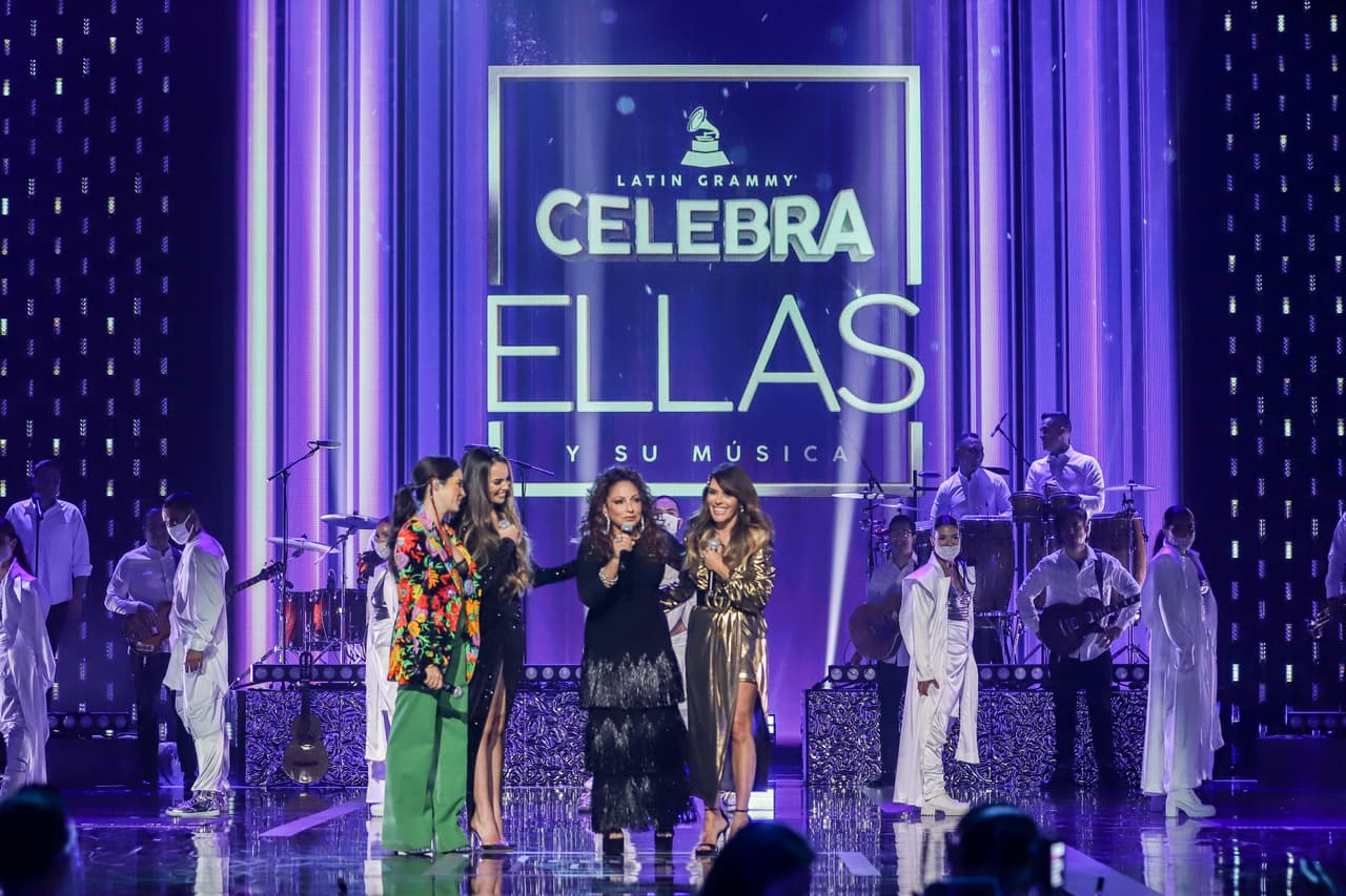 Para esta presentación Leslie Grace llevó un vestido negro Alexandre Vauthier, con abertura en la pierna. Kany García, por su parte usó un vestido lamé dorado, que ajustó a su cuerpo con un cinturón Gucci.