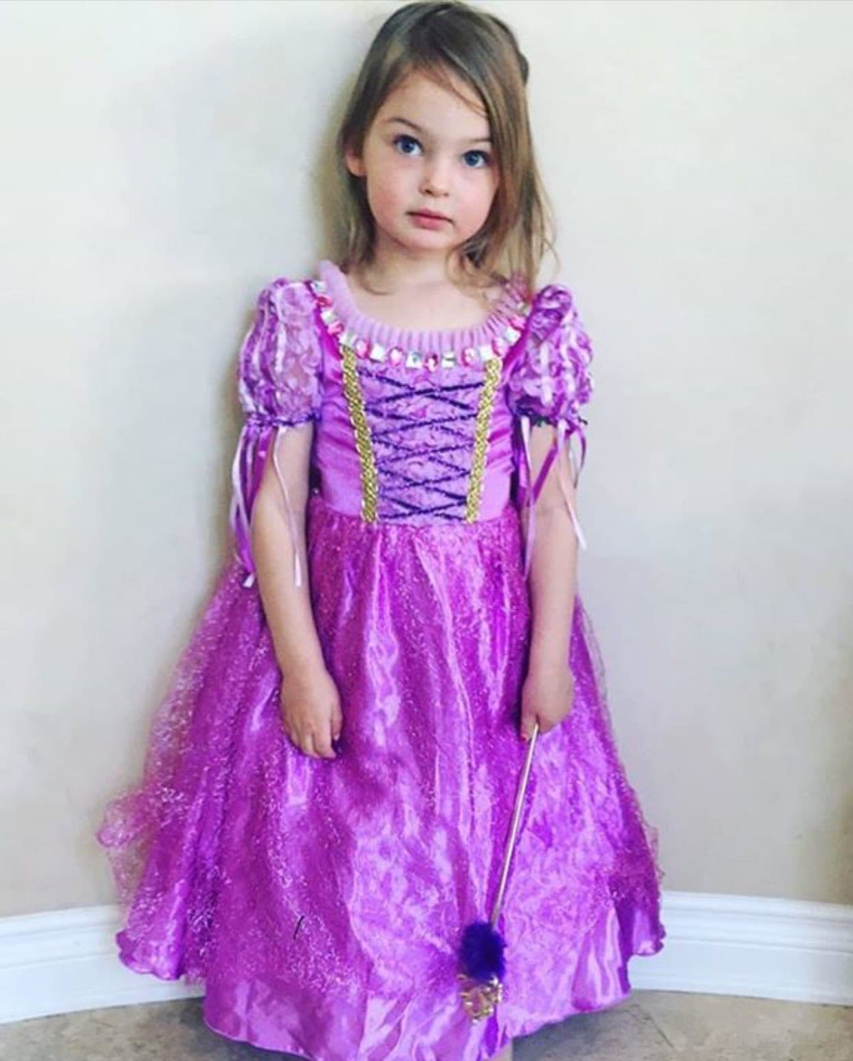 Gracias a esporádicas fotos de su nieta, los fans del actor han podido ver su crecimiento de bebé a una niña grande.