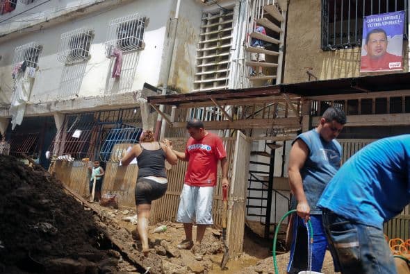 "Lo más importante es que hasta ahora no se han registrado personas fallecidas, ni desaparecidas", enfatizó Rosales, quien señaló que la alerta roja (evacuación) se mantiene ante una "posible activación de la zona de convergencia intertropical, que dejaría fuertes precipitaciones" entre hoy y mañana.