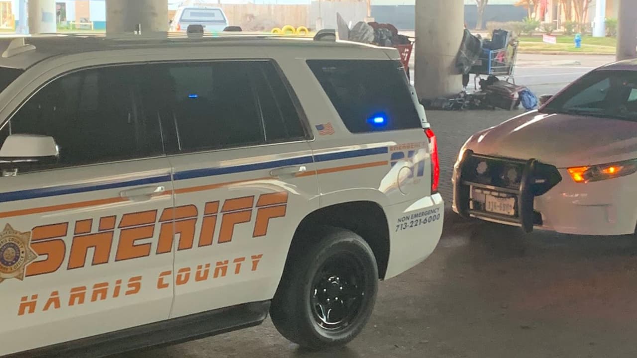 Autoridades encuentran dos hispanos baleados mortalmente dentro de un auto en el área de Spring