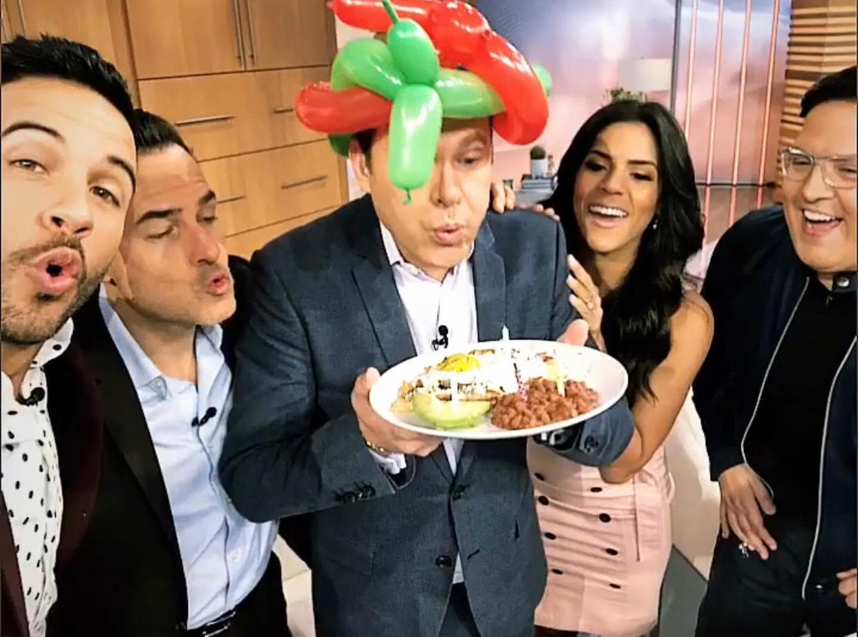 Chilaquiles para el cumpleañero. Con un sombrero de globos y otras velitas, Alan apagó su otro 'pastel' de cumple.