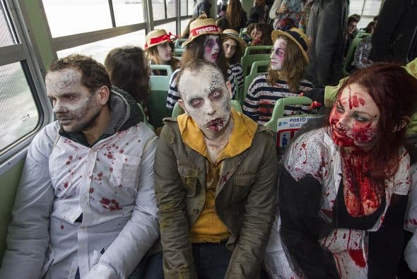 En esta imagen vemos a un grupo de zombis que se traslada en un autobús acuático en Venecia.