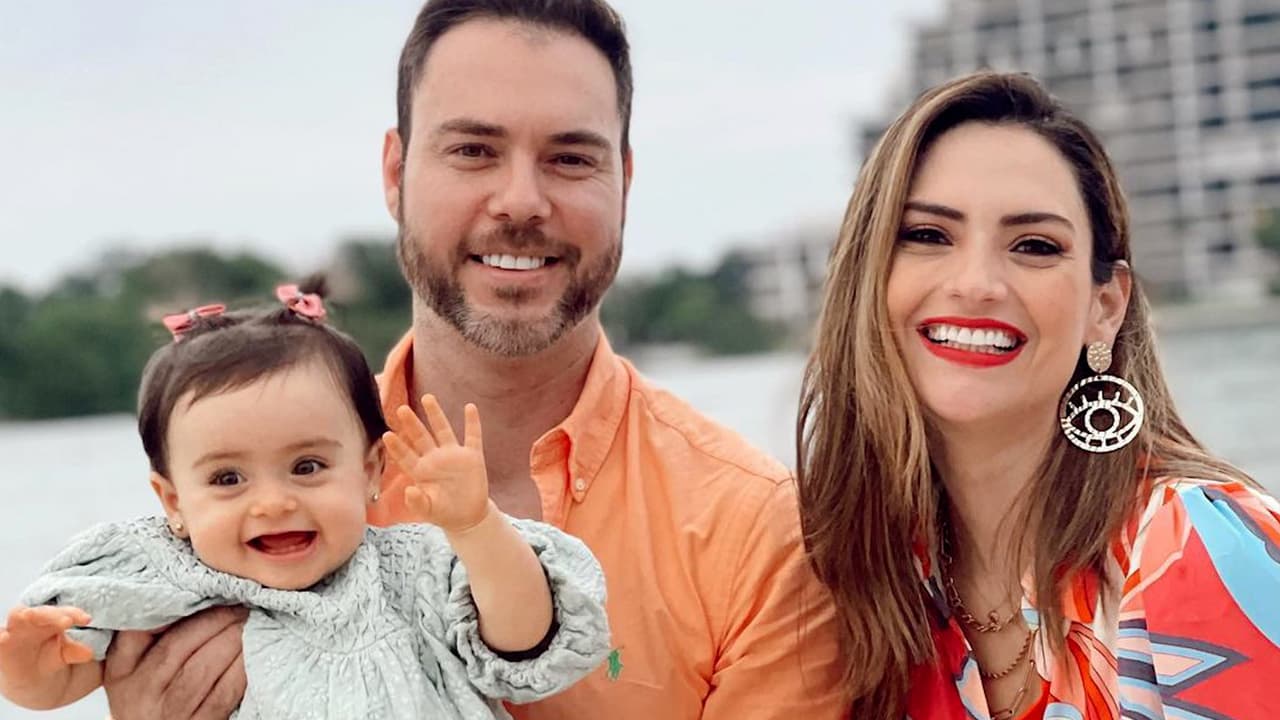 A Michelle Galván no le dieron tiempo de "sumir la panza” y así la exhibió su esposo "paparazzi" 😂