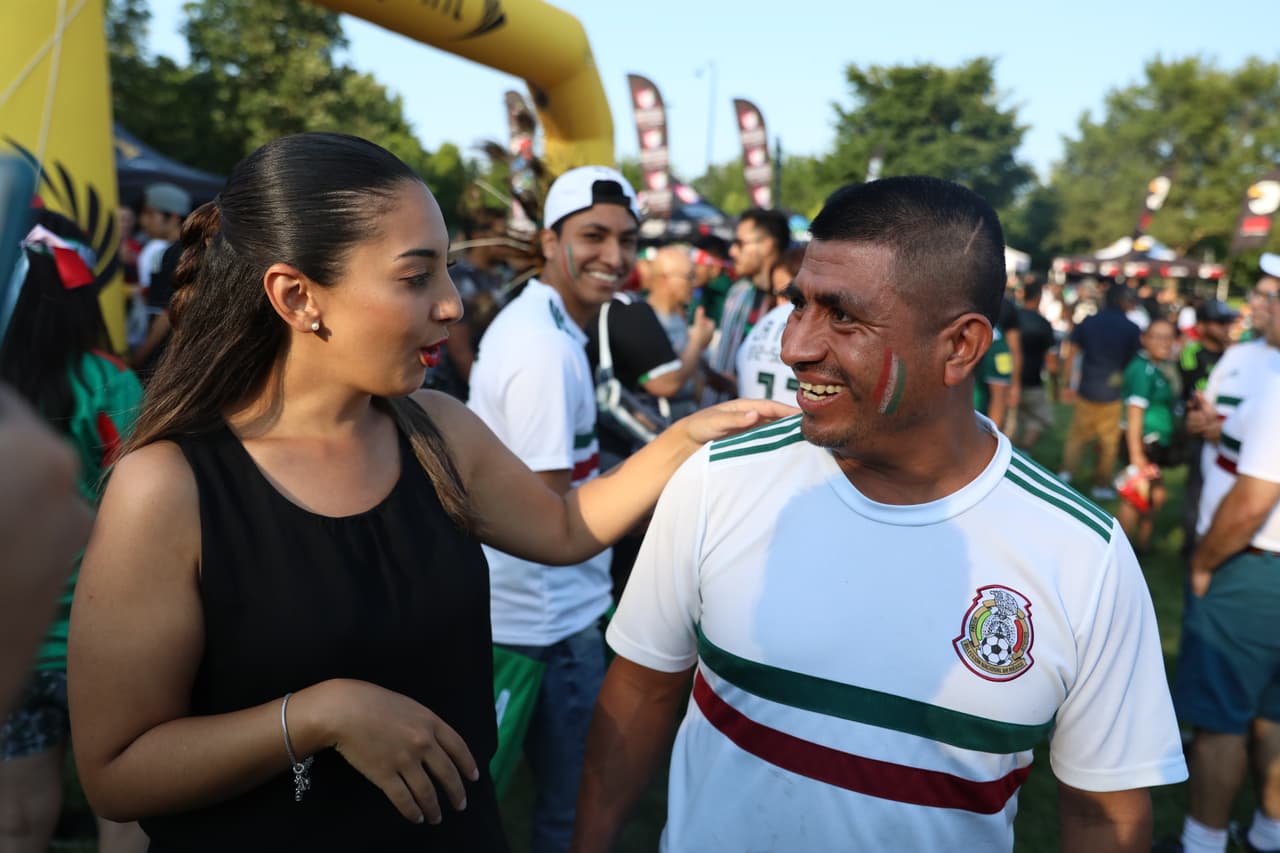 Allí compartió con los mexicanos que acudieron felices a ver el partido de la gran final.