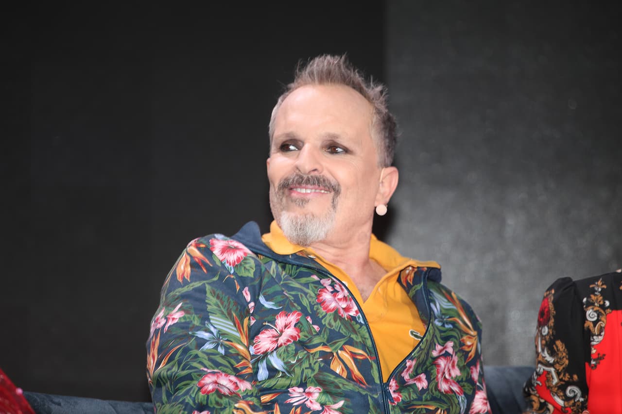 El cantante se llenó de luz con este atuendo, y se le notaba feliz, pues no dejaba de sonreír.