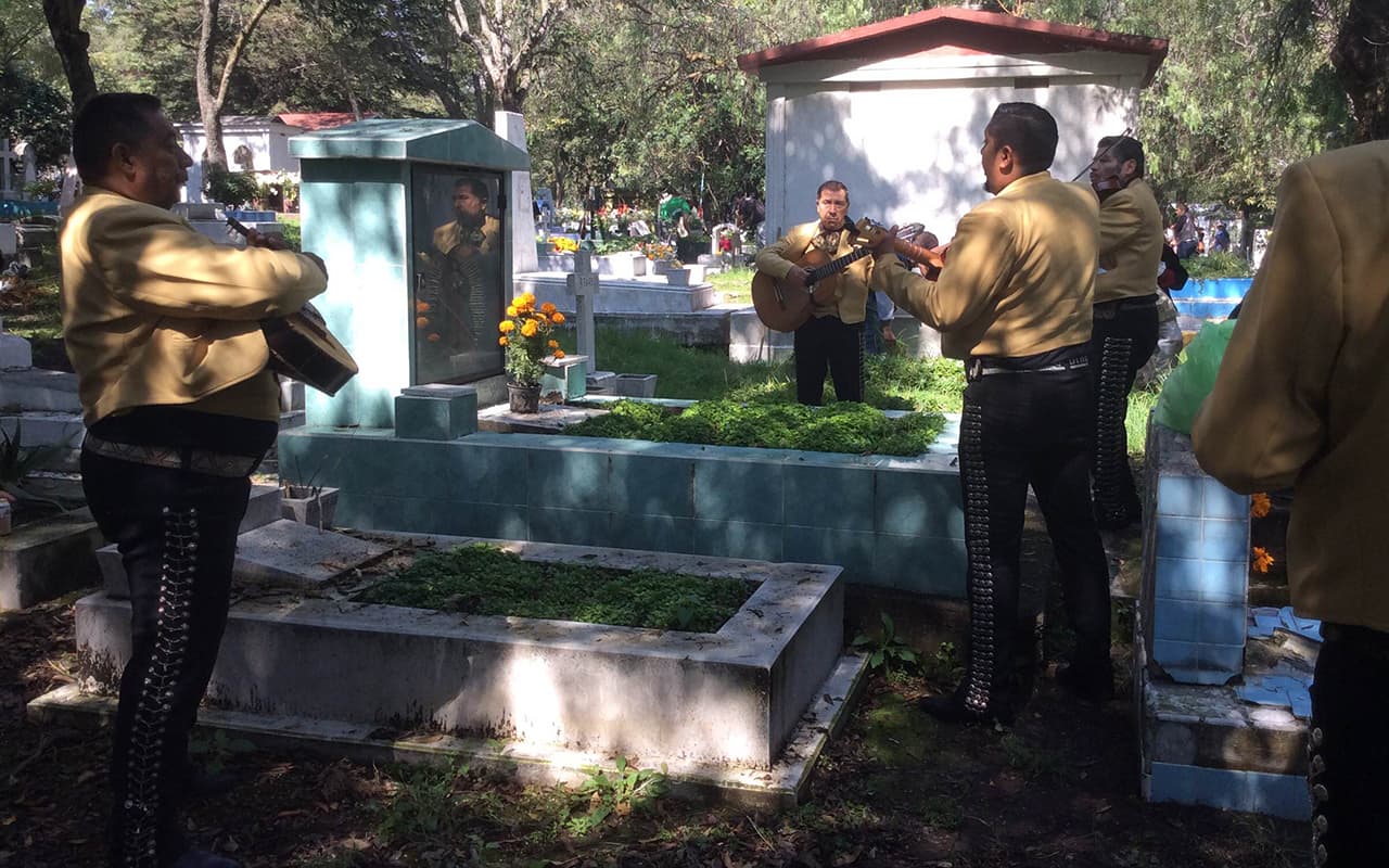Una de las tradiciones de los mexicanos en el Día de Muertos es contratar mariachis para que canten alrededor de las tumbas las canciones que en vida les gustaban a sus seres queridos ya fallecidos.