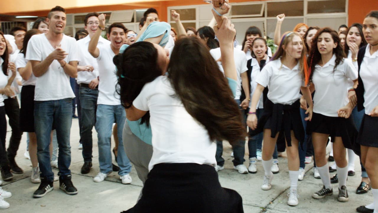 Tras las fuertes palabras, Rosario no se quedó de brazos cruzados y la persiguió hasta el patio central de la escuela.