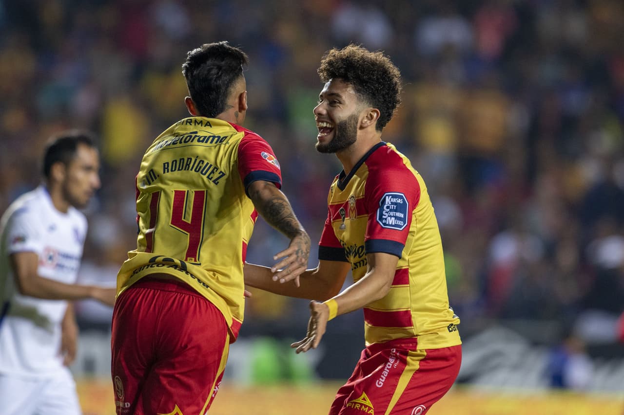 Tras un gran servicio, Martín Rodríguez no se la piensa dos veces y acorta distancias en el marcador.