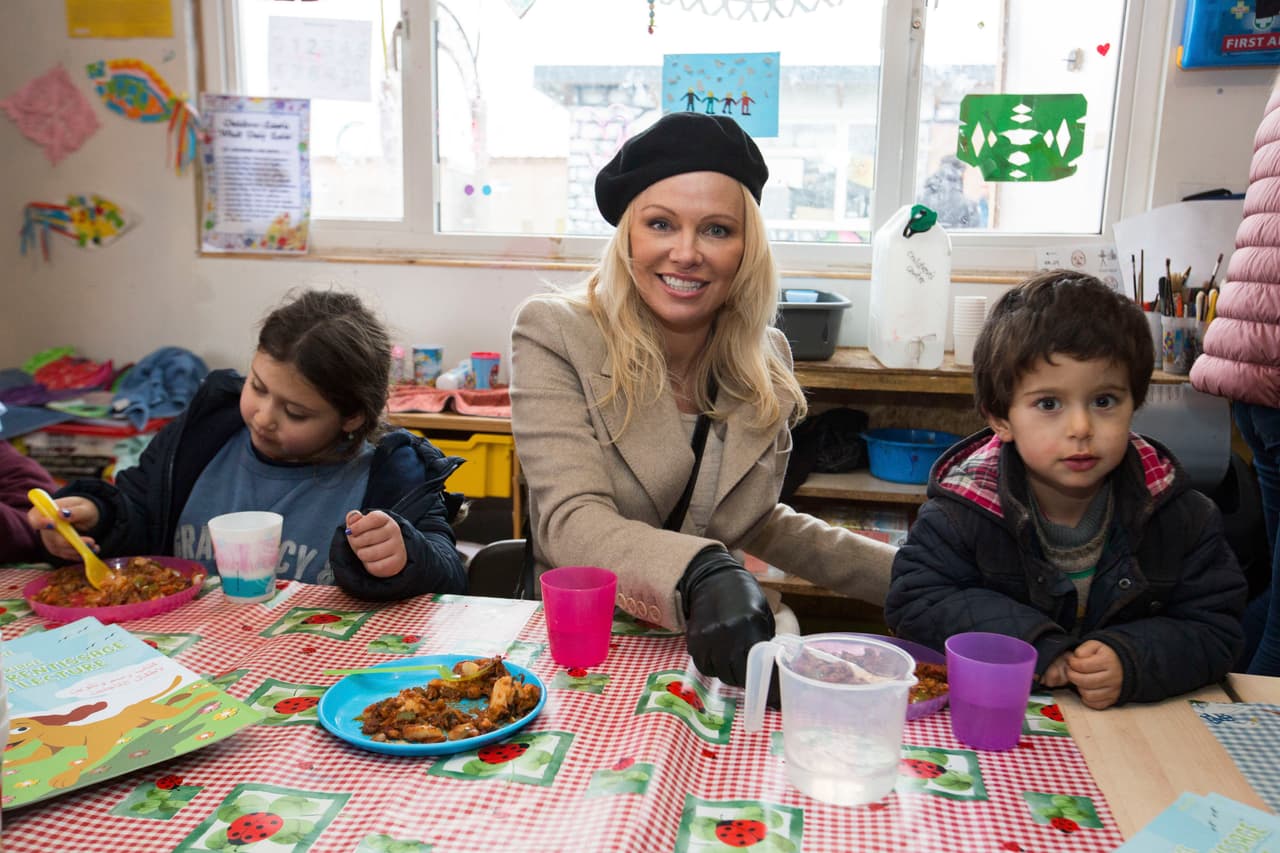 <b><a href="http://www.univision.com/temas/pamela-anderson">Pamela Anderson</a></b> visitó de sorpresa a refugiados en un campo por Grande-Synthe, al norte de Francia.