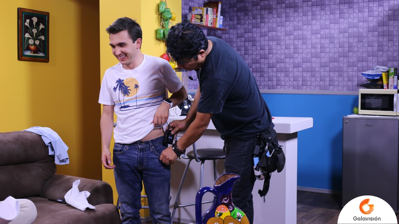 Ajustando el micrófono del cousin Mike, interpretado por Miguel Pérez.