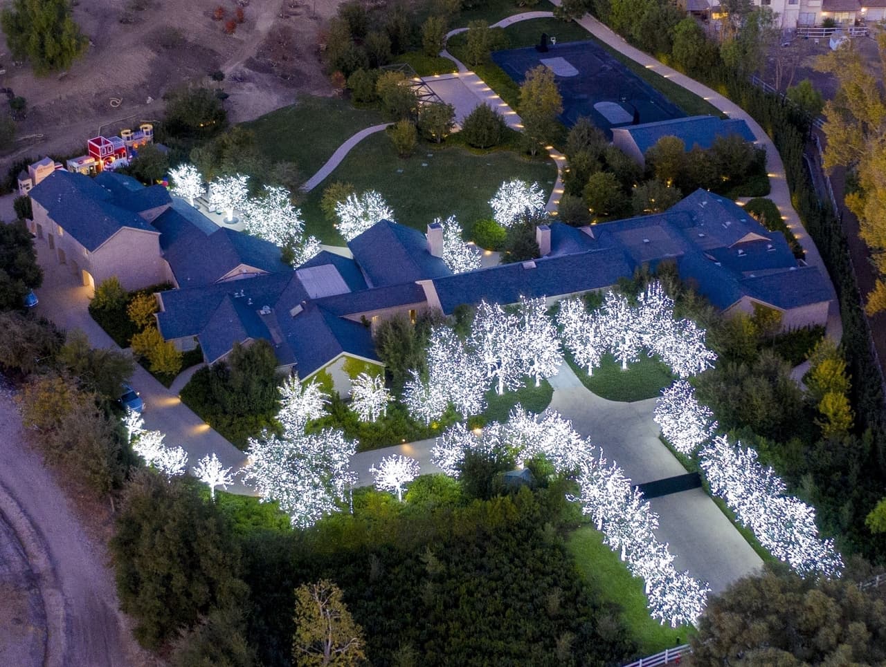 Fuentes policiacas indicaron que el individuo rompió la puerta de entrada principal en un esfuerzo por localizarla.