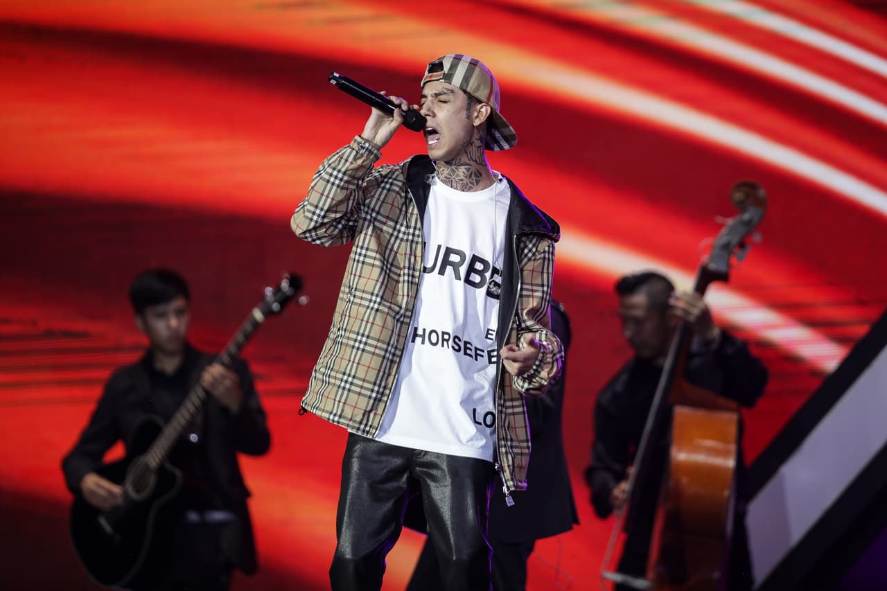 Natanael Cano preocupa a sus fans durante un concierto en Tijuana
