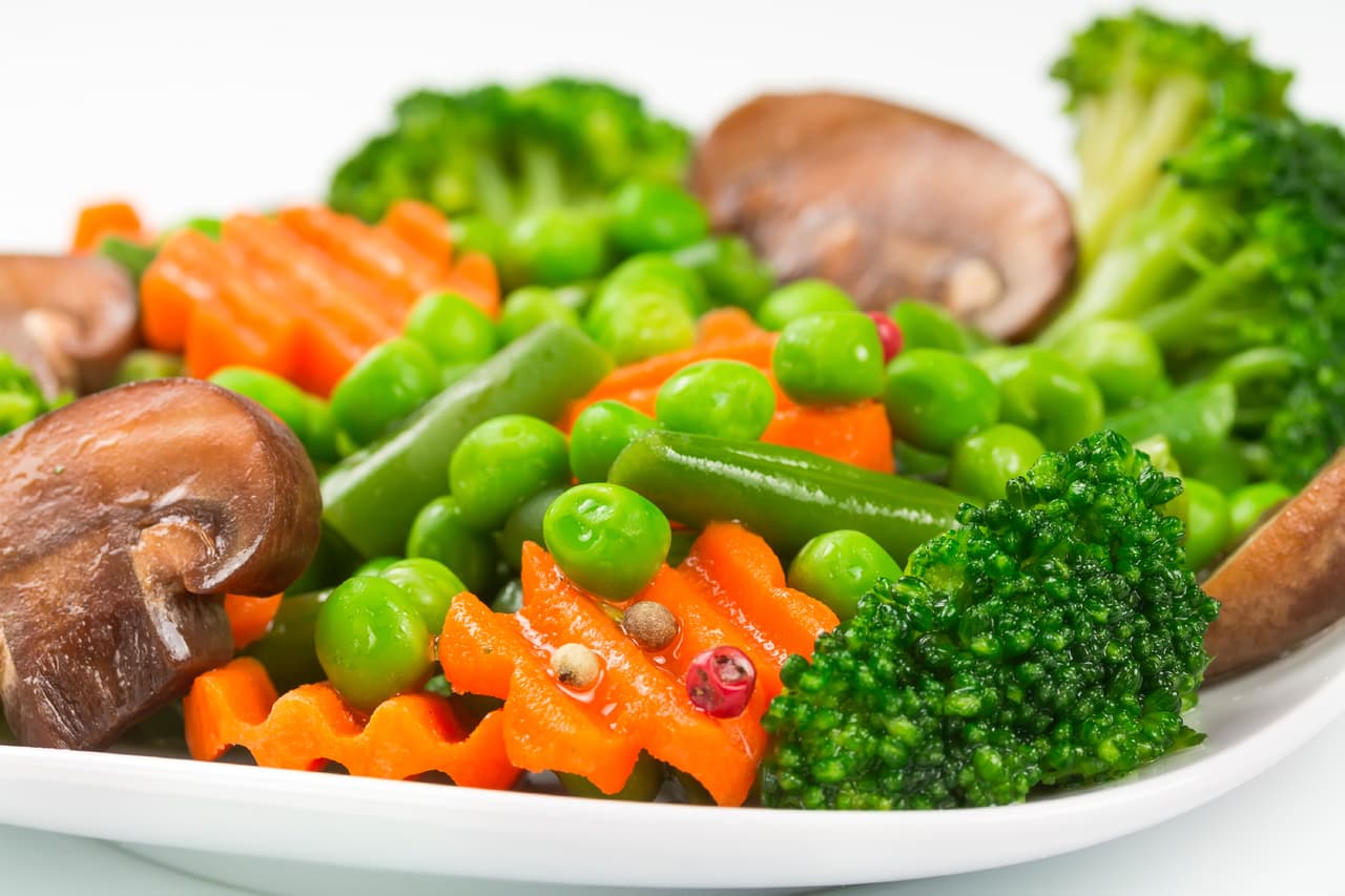 Sí a la fibra. En cambio, las frutas y verduras libres de almidón, ricas en fibra y reducidas en carbohidratos, como judías verdes, vegetales de hoja verde, manzanas y peras, ayudarían a perder peso.