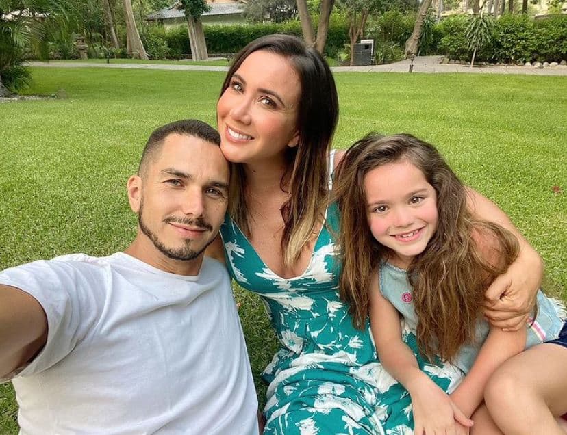 A pesar que ambos disfrutan mucho de su relación, así como de ser padres de su hija Laia, ni a Mariazel ni a Adrián les llama la atención ser esposa o esposo.