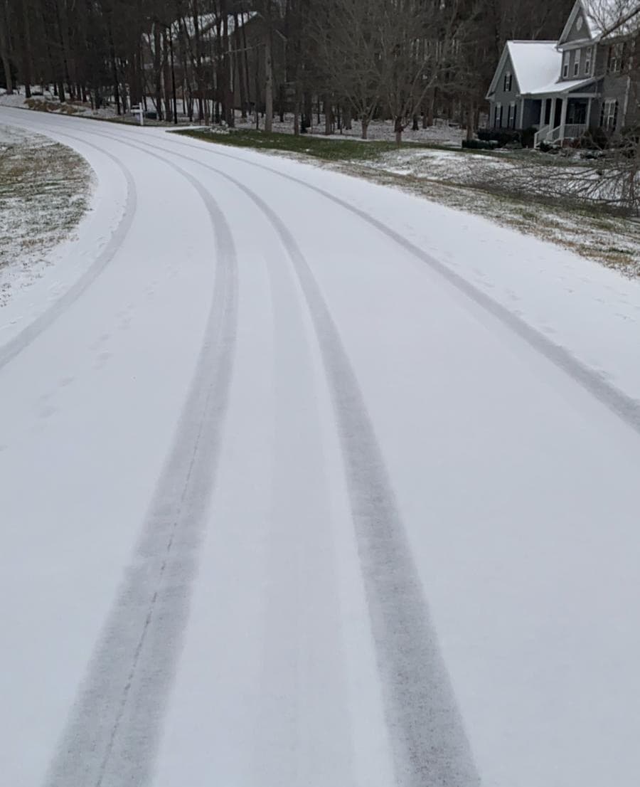 Las carreteras del condado de Durham amanecieron cubiertas de hielo y nieve.