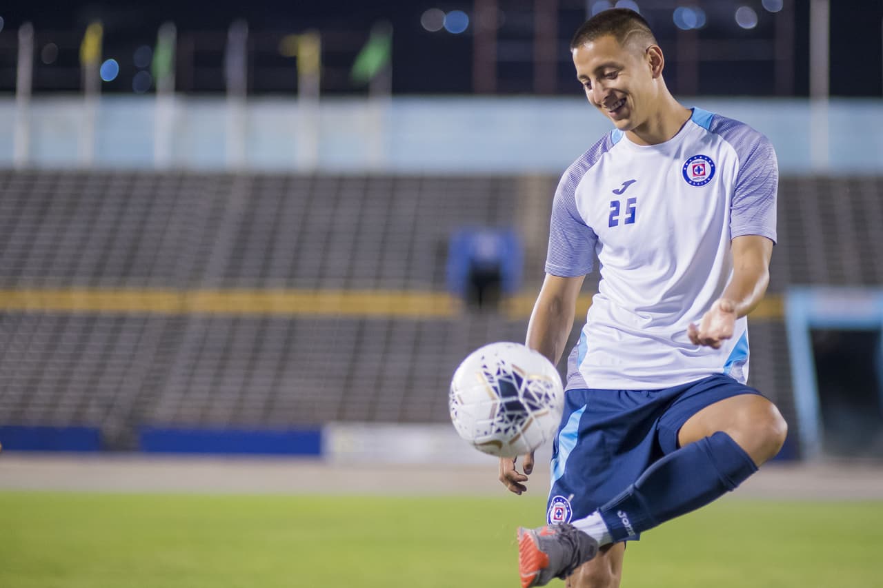 Al 'Piojo' Alvarado no se le cae el balón, domina el esférico y muestra su gran técnica y calidad futbolística.