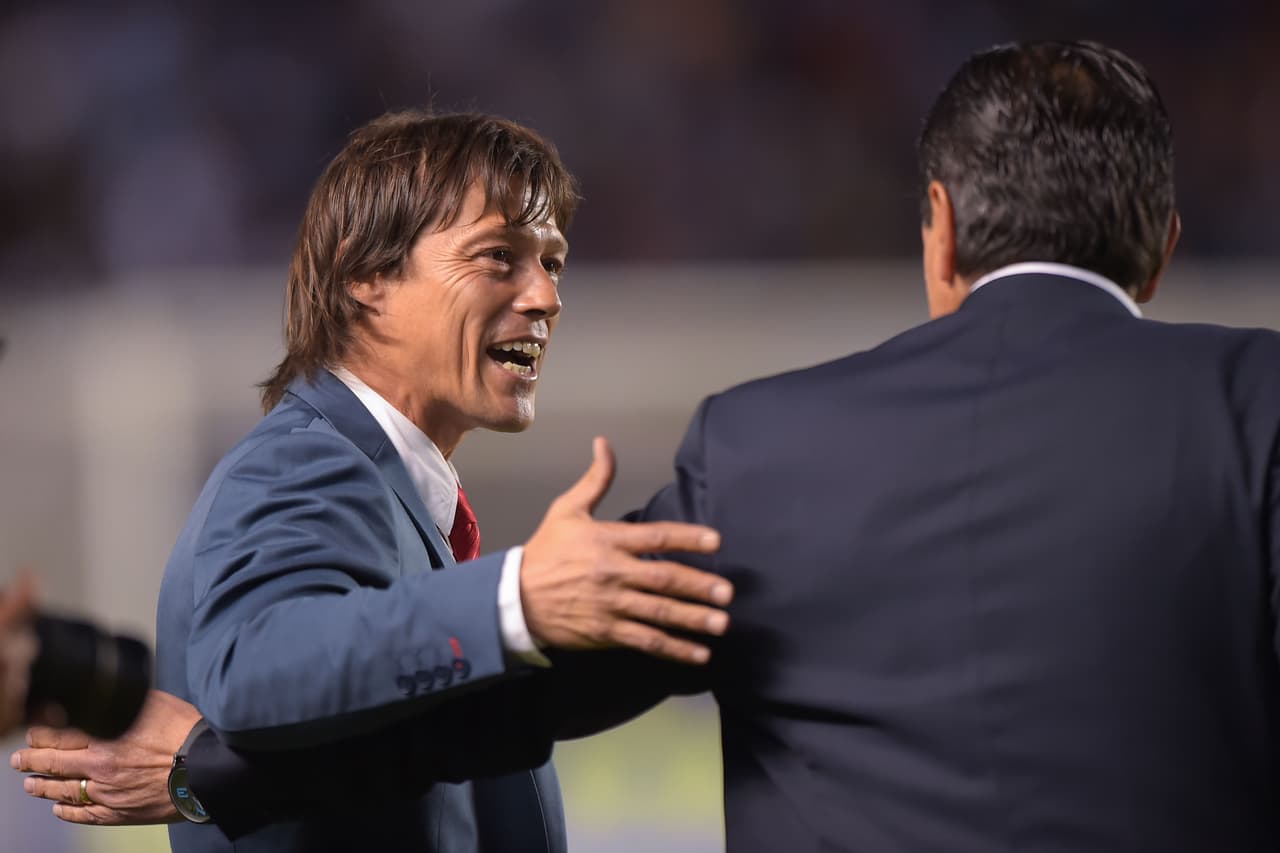 Luis Fernando Tena y Matías Almeyda, los entrenadores en este compromiso, se saludaban antes de iniciar las acciones.