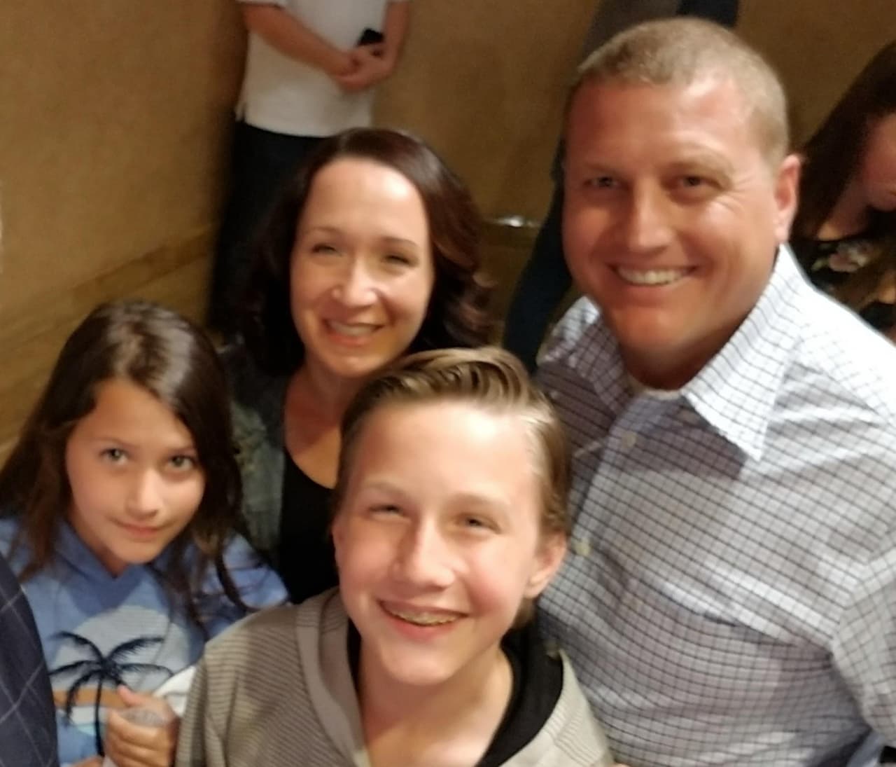 El oficial Lenehan con su esposa Jessica y sus hijos, Sydney y Austin.