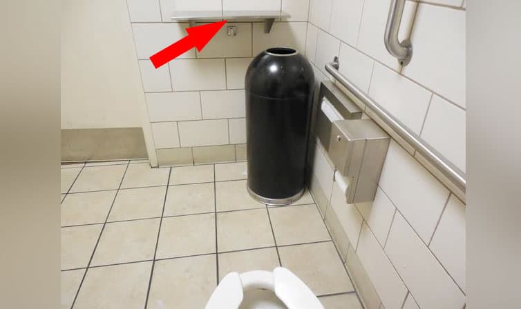 Arrestan a sujeto que colocó cámara de video en el baño de un Starbucks