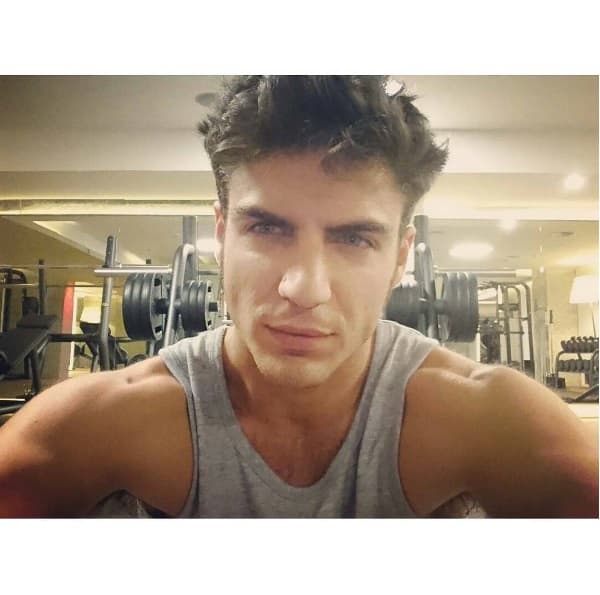 El guapo actor y modelo español que interpreta a Roberto Marañón en ‘La Embajada’ conquista y enamora a sus fanáticas con las sexys y atrevidas fotos que comparte en su cuenta de Instagram ¿Te lo vas a perder?