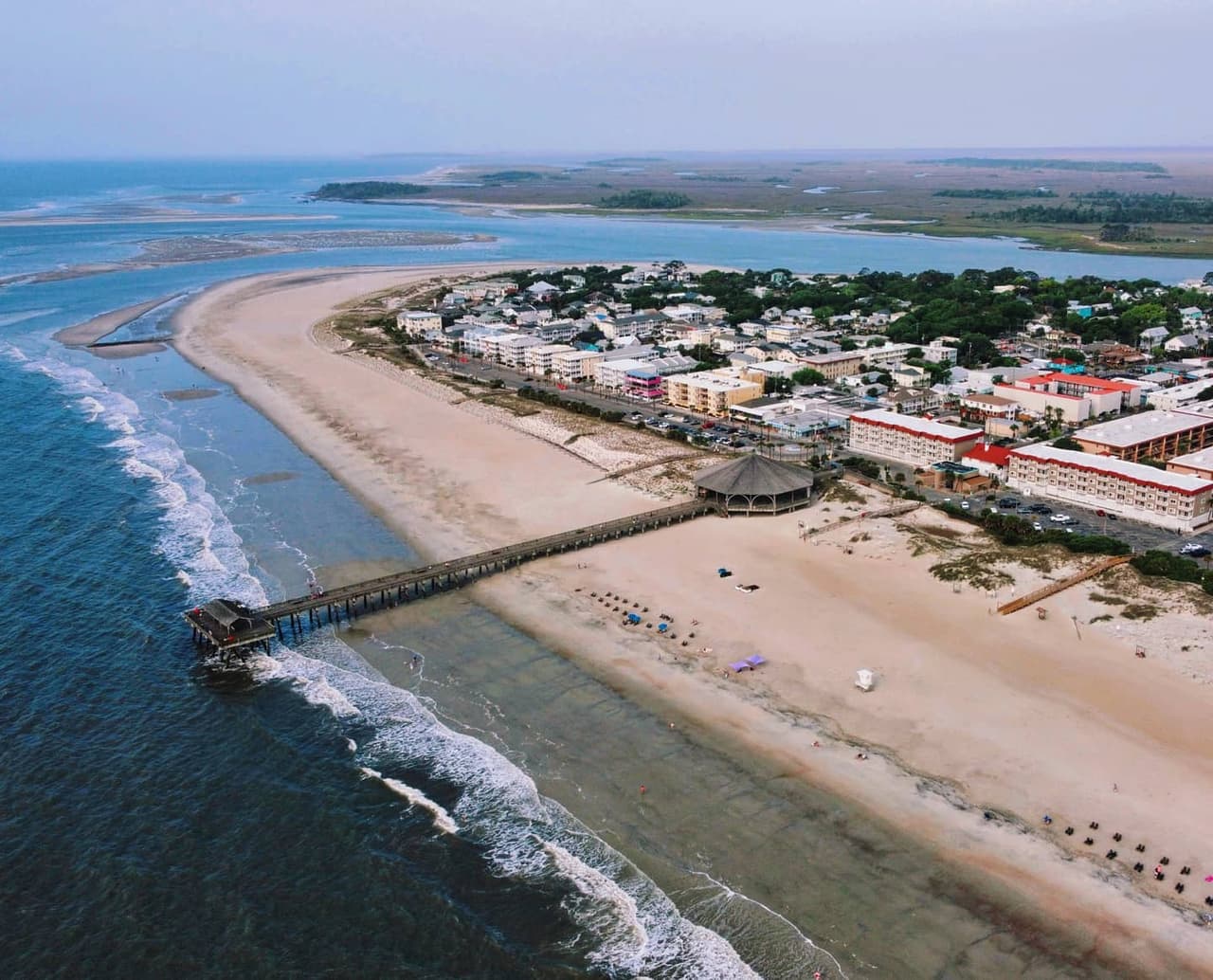 <b>Savannah Beach </b>
<br>Sitio web: 
<a href="https://visitsavannah.com/tybee-island-savannahs-beach">https://visitsavannah.com/tybee-island-savannahs-beach</a> 
<br>
<b><a href="https://goo.gl/maps/nrQdbPWnGKcbXf3A6">Cómo llegar</a> </b>
<br>
<br>Siente la brisa del océano Atlántico en Tybee Island, a solo 20 minutos del centro de Savannah. Ponte cómodo en encantadoras cabañas y posadas, donde el tiempo se ralentiza y las decisiones más importantes del día son decidir dónde colocar las sillas de playa y qué comer para la cena.