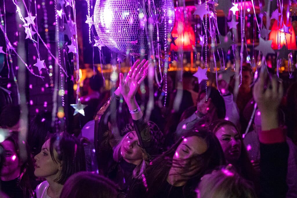 Mientras 
<a href="https://www.univision.com/noticias/politica/crisis-ucrania-rusia-invasion-reunion-cancilleres">la tensión política ha escalado hasta niveles preocupantes</a> en el plano internacional, muchos ucranianos continúan su vida de la manera más normal que pueden. En el club nocturno 'Moskvich', que quienes decir moscovita, el tenso conflicto parece no afectar a cientos de jóvenes que buscan divertirse. Anton Dotsenk, trabajador tecnológico de 24 años, declaró a la AP: "Si empieza la guerra, todos huirán".