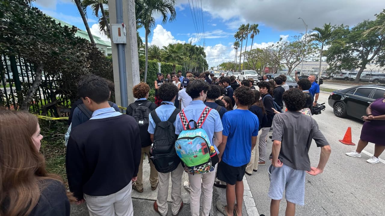 Alessia Tucci y Mateo Dávila son recordados con flores en el lugar donde perdieron la vida