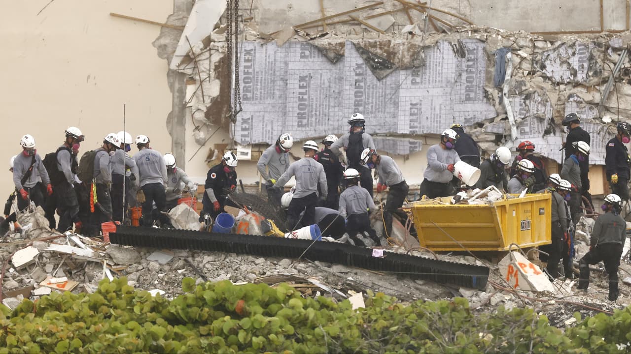 Equipos internacionales ayudan en las labores de rescate en Surfside