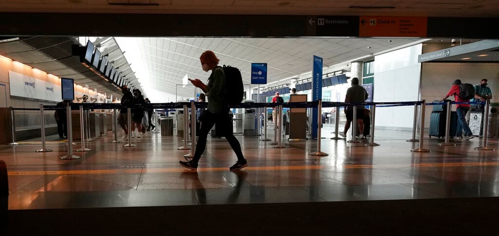 Se permitirá la entrada de viajeros inmunizados con una combinación de esas vacunas, indicaron este mes los CDC.
<br>