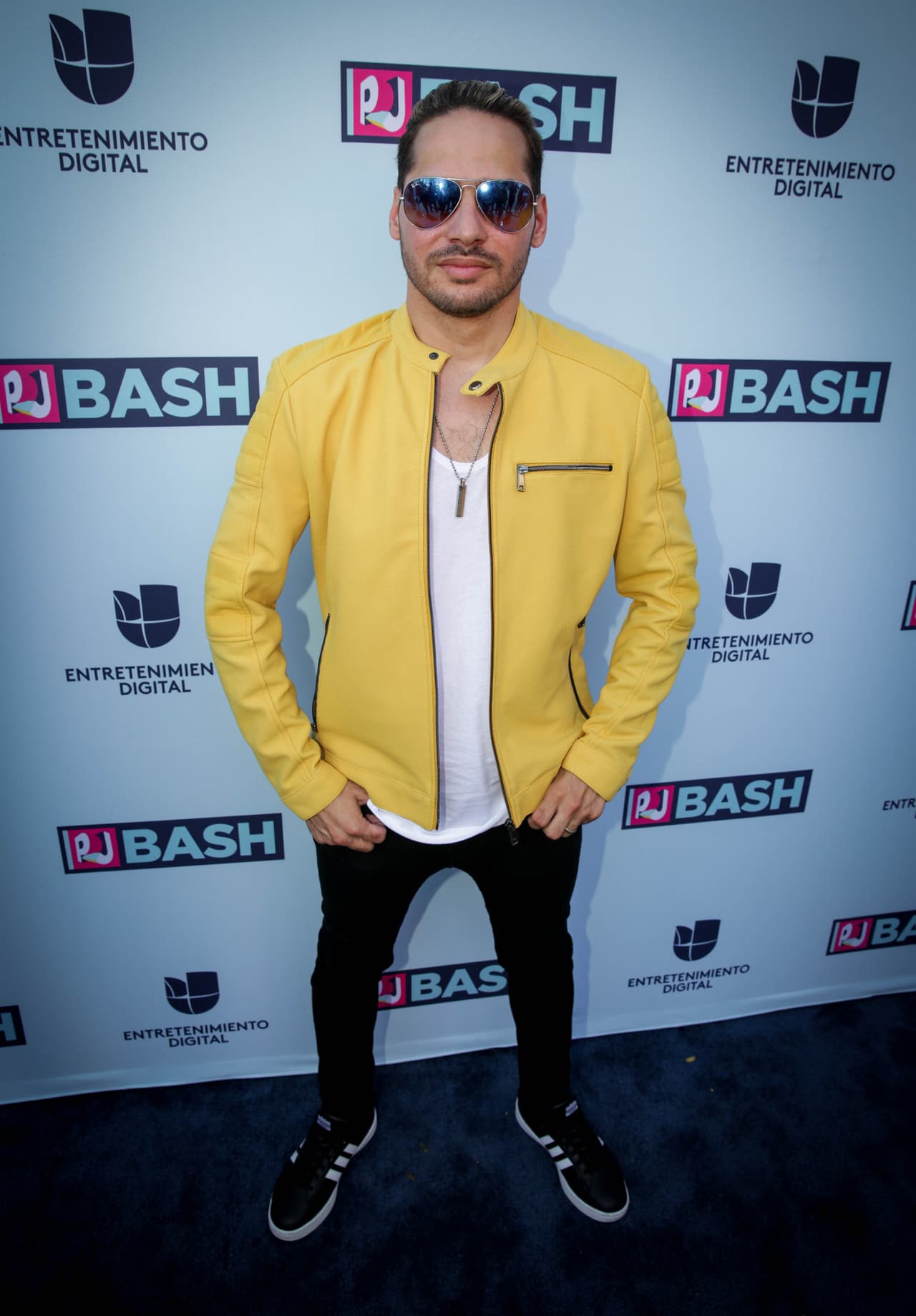 Así posó el cantante y compositor Kike Barrios, poco antes de conversar sobre los temas que más le apasionan.