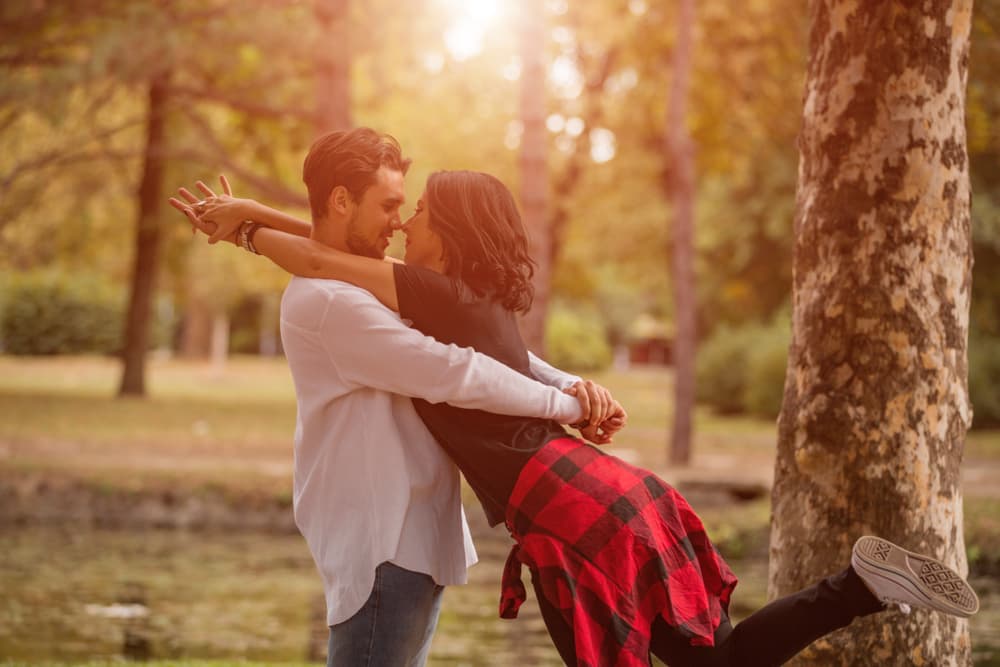 <b><u>Amor</u></b>
<br>Es tiempo del amor intenso al comenzar el año 2019 con la influencia directa de Venus, tu regente, en el intenso signo Escorpión. Si ya lo disfrutas no lo dejes escapar, y si aún estás buscándolo ha llegado tu momento de aprovechar lo que surge en tu horizonte sentimental, un encuentro que lo cambiará todo. Una cita inesperada puede ser la clave de todo lo que deseas. Entre los meses de febrero y marzo con la influencia directa de Marte en tu signo taurano tendrás la oportunidad de conocer gentes muy interesantes particularmente si estás soltero.
<br>