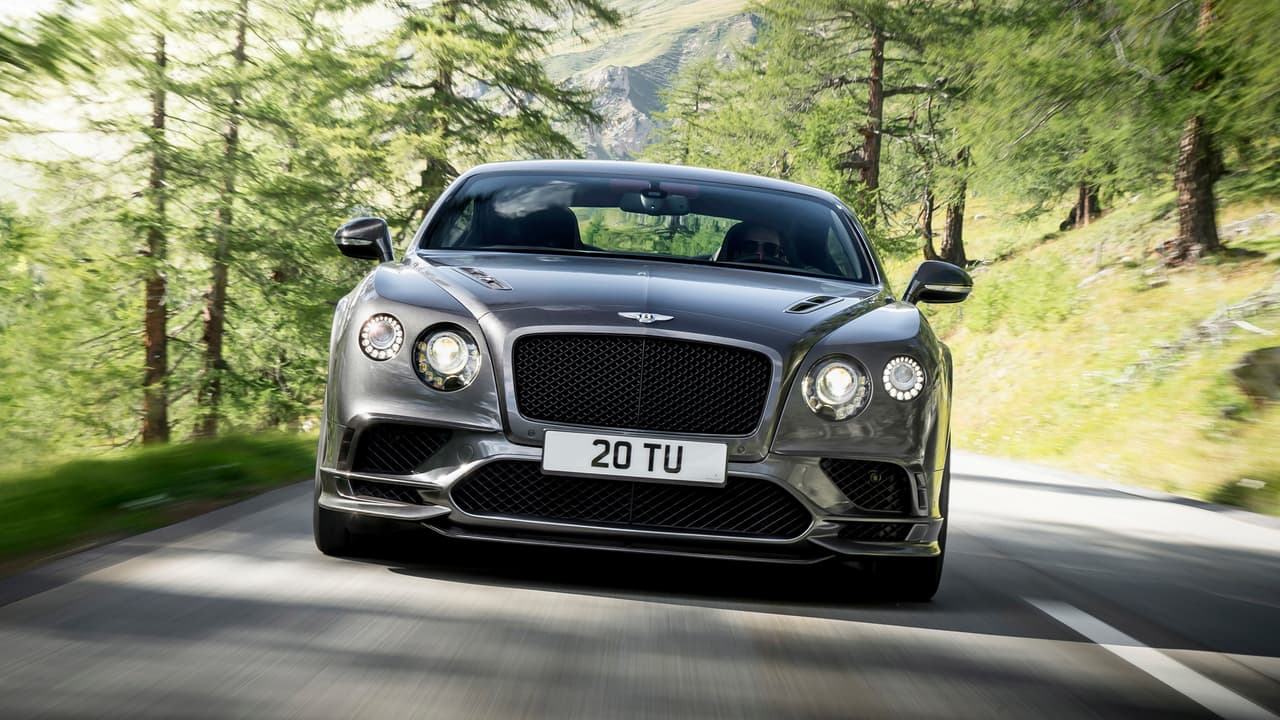 Para compensar el aumento de la potencia, Blentley lo ha equipado con suspensión más baja y rígida, sistema “torque-vectoring” a las cuatro ruedas y sistema de frenos carbono cerámicos (16.5” al frente y 14” atrás).