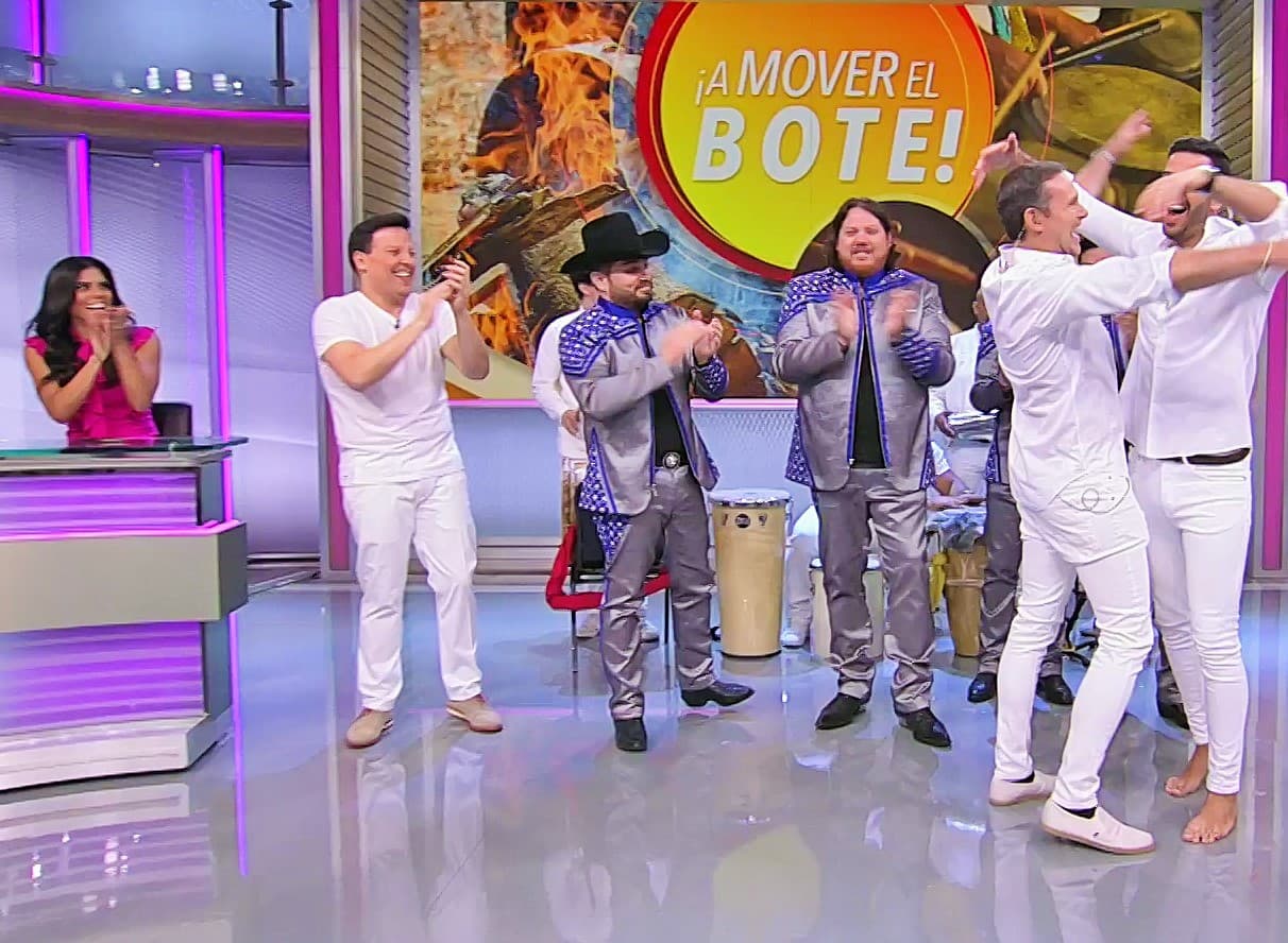 Su mérito en el baile fue aplaudido por sus compañeros y la agrupación invitada al show y él festejó a lo grande.