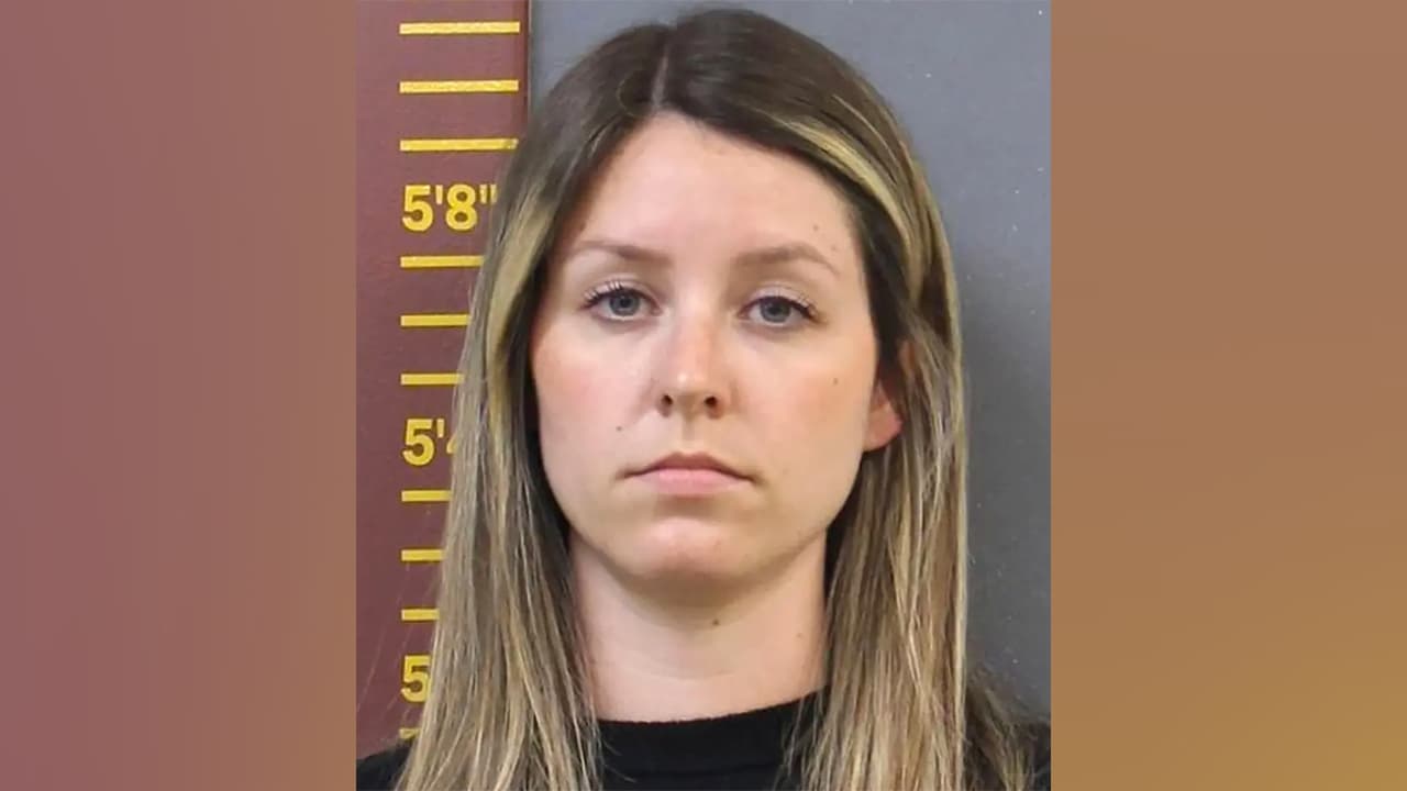 Su esposo la descubrió y denunció: una maestra es acusada de tener contacto sexual con una alumna menor de edad