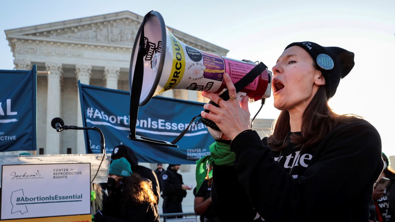 <b>En video: <b>Legalización del aborto: expertos debaten los puntos a favor y en contra del futuro de esta práctica</b></b>
<br>
<br>La Corte Suprema escucha este miércoles los argumentos sobre la ley de Mississippi, la cual prohíbe el aborto después de las 15 semanas de gestación. Alejandra Soto y Raimundo Rojas, dos expertos, uno a favor y otro en contra, exponen sus puntos acerca de la legalización de esta práctica.