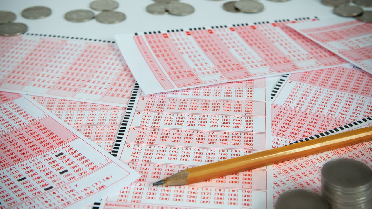 Afortunado en Long Island gana premio mayor de $13.9 millones en New York Lotto.