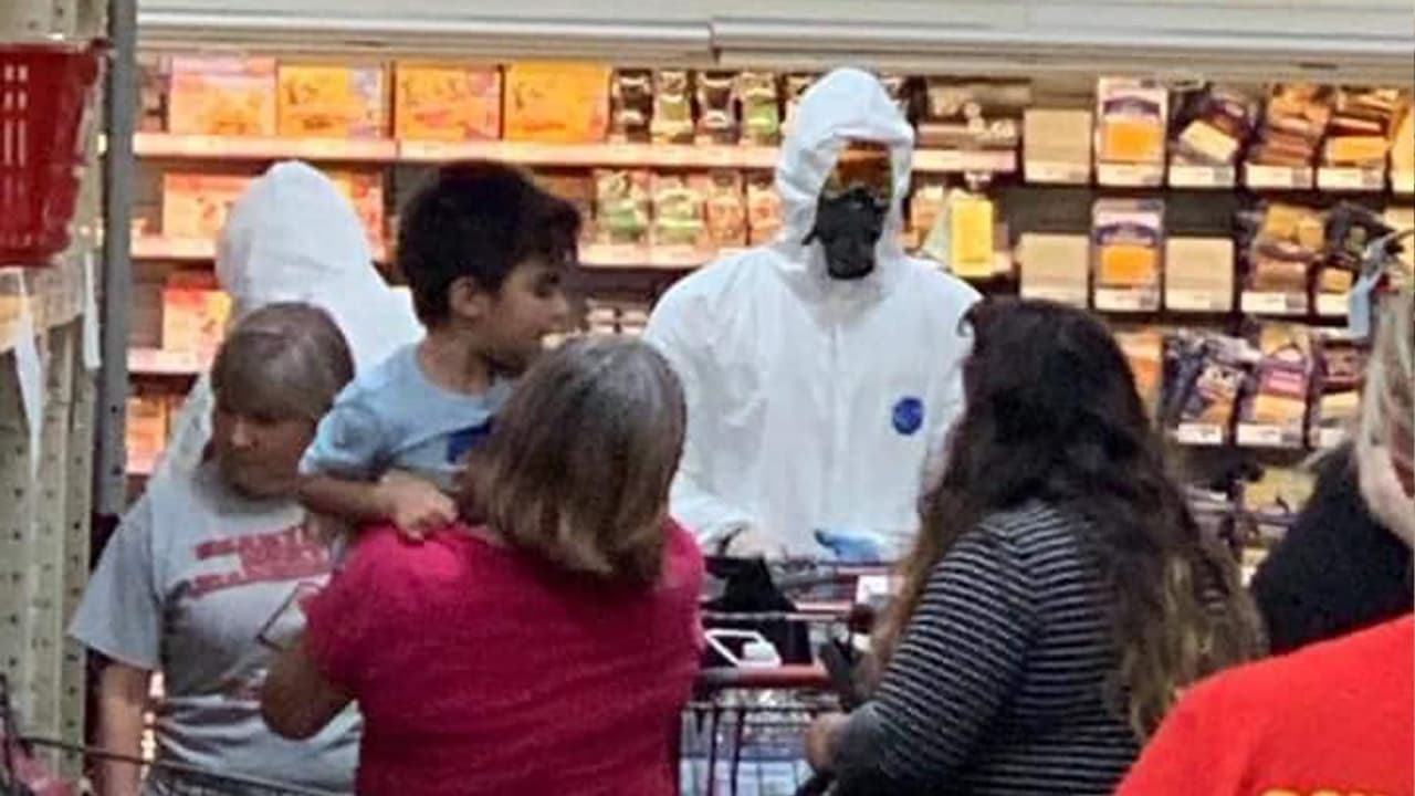 Fabiola Saucedo: "En el H-E-B, ¿está bien que ande alguna gente así o ya es demasiado 😂😂😂🤣? Por cierto los sacaron porque la gente estaba alarmada creían que tenían el virus", indica en su publicación