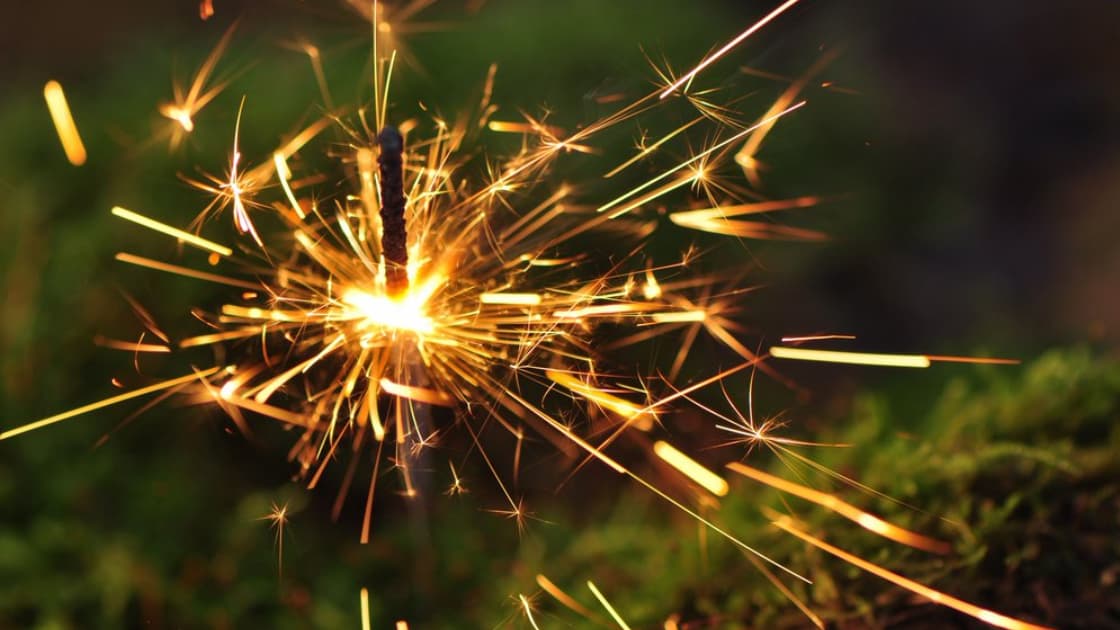 Las luces de bengala representan la luz de Dios que acompaña a los peregrinos en su camino.